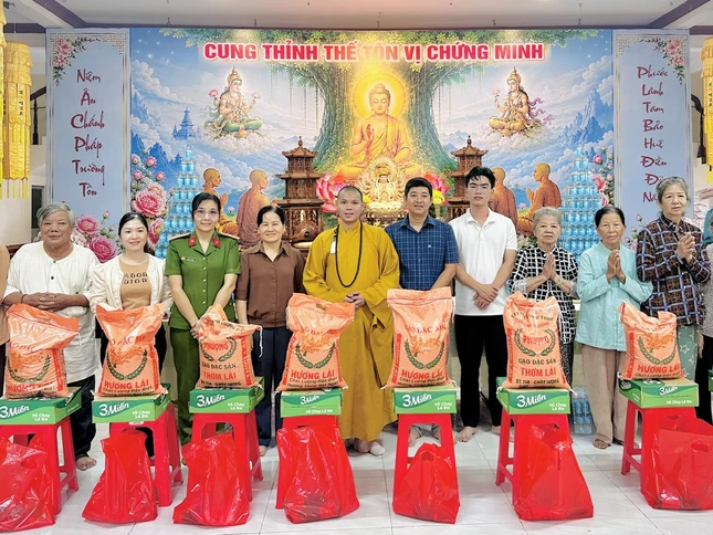 Tặng quà đến người dân