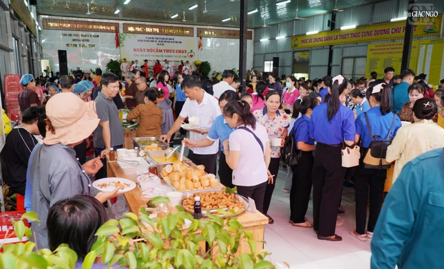 Người dân trên địa bàn xã Củ Chi hưởng ứng Ngày hội ẩm thực chay gây Quỹ "Vì người nghèo" tại địa phương Người dân trên địa bàn xã Củ Chi hưởng ứng Ngày hội ẩm thực chay gây Quỹ "Vì người nghèo" tại địa phương