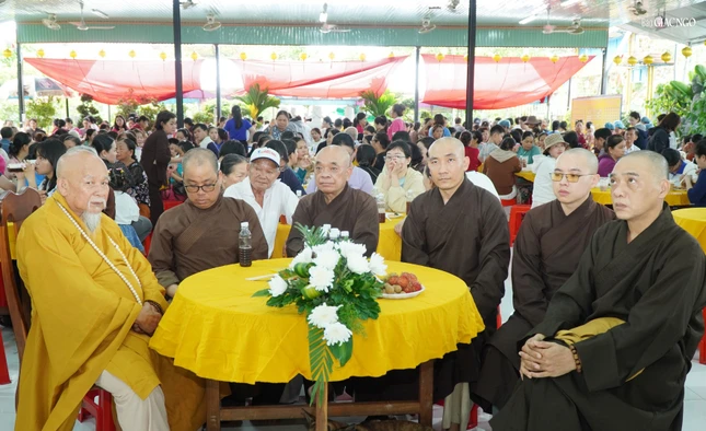 Chư tôn đức tham dự khai mạc Ngày hội ẩm thực chay tại chùa Pháp Thành Chư tôn đức tham dự khai mạc Ngày hội ẩm thực chay tại chùa Pháp Thành