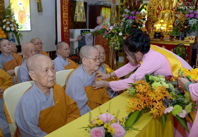 "Một bông hồng cho những ai/Cho những ai đang còn mẹ/Đang còn mẹ để lòng vui sướng hơn"