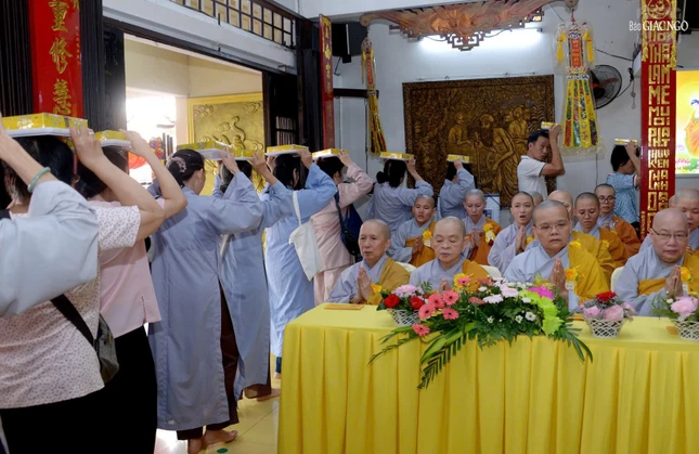 Phật tử nhiễu y