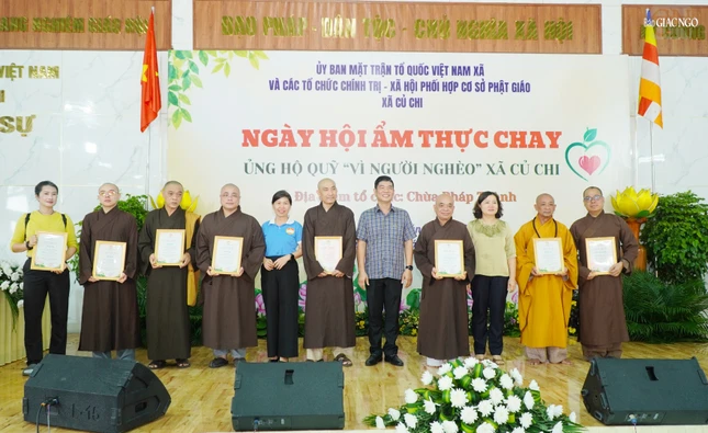 Lãnh đạo chính quyền xã trao Thư tri ân đến chư tôn đức, cùng các tổ chức chính trị - xã hội đã đóng góp gần 30 món chay trong Ngày hội ẩm thực chay lần đầu tiên tổ chức tại chùa Pháp Thành Lãnh đạo chính quyền xã trao Thư tri ân đến chư tôn đức, cùng các tổ chức chính trị - xã hội đã đóng góp gần 30 món chay trong Ngày hội ẩm thực chay lần đầu tiên tổ chức tại chùa Pháp Thành