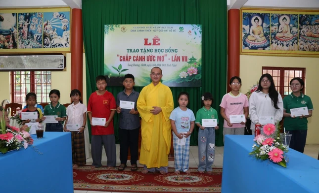 Trao học bổng đến các em Trao học bổng đến các em