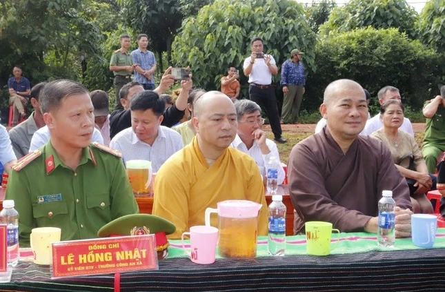 Chư tôn đức, cùng các ban ngành tham dự lễ Chư tôn đức, cùng các ban ngành tham dự lễ