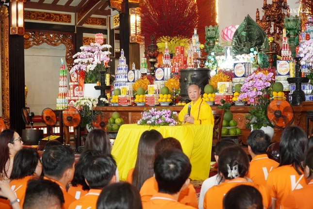 Sau thời khóa tụng kinh, Thượng tọa Thích Thiện Thuận, Trưởng ban Hoằng pháp và Hướng dẫn Phật tử TP.HCM đã có thời thuyết pháp đến Phật tử