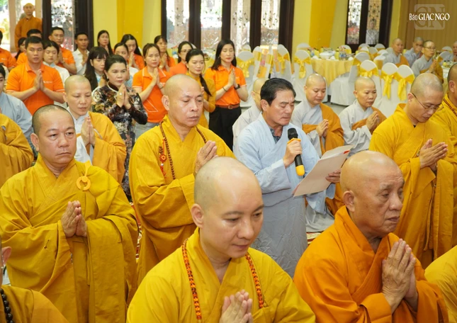 Đại diện Tập đoàn Kim Oanh tác bạch cúng dường mùa Vu lan - Báo Hiếu