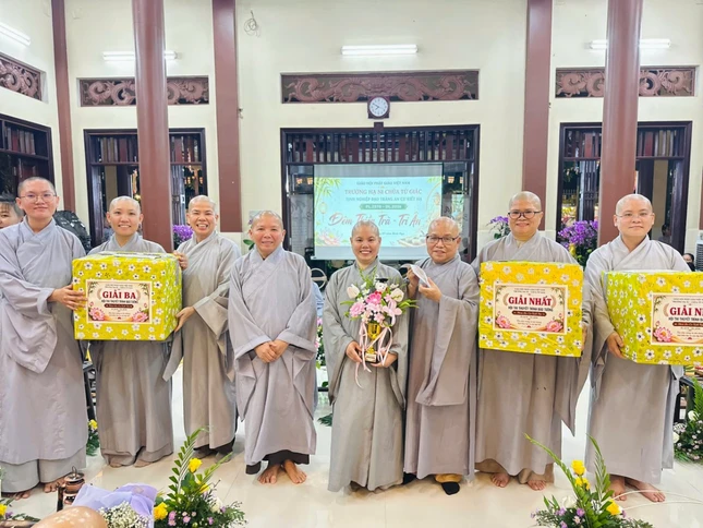 Trao giải thưởng Hội thi thuyết trình báo tường Trao giải thưởng Hội thi thuyết trình báo tường