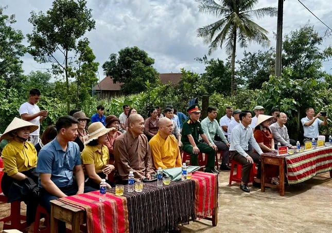 Chư tôn đức, các cấp chính quyền địa phương tham dự Chư tôn đức, các cấp chính quyền địa phương tham dự