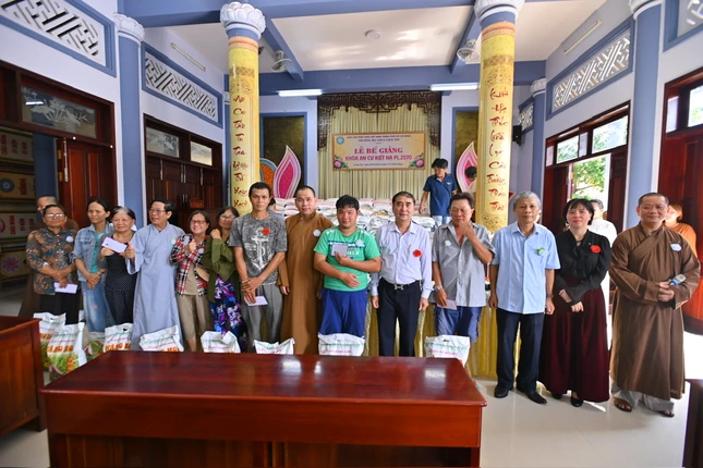 Tặng quà đến người dân mùa Vu lan