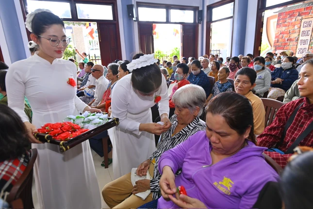 Cài hoa hồng đến người dân