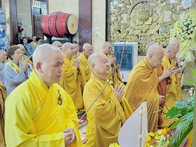 Niêm hương bạch Phật Niêm hương bạch Phật