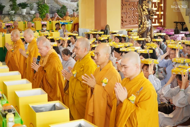 Tác bạch dâng y Tác bạch dâng y