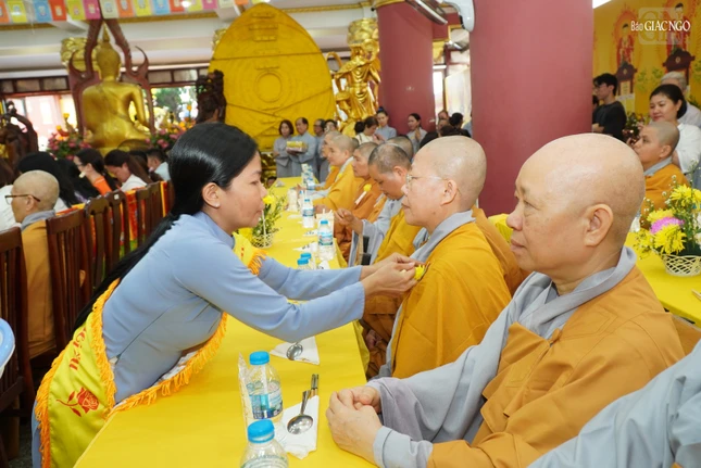 Nghi thức cài hoa hồng Vu lan