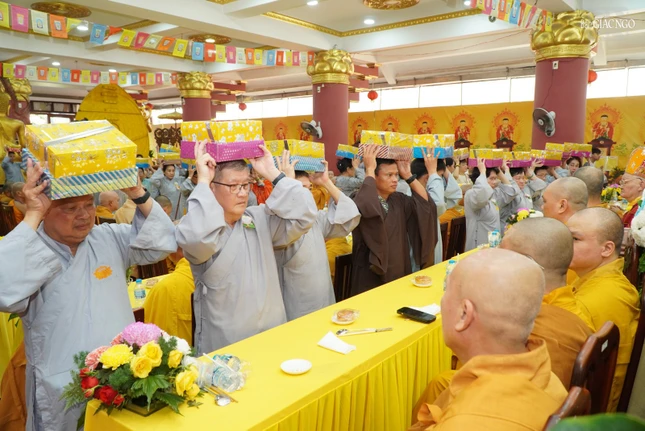 Dâng y cúng dường lên chư tôn đức trong lễ Vu lan - Báo hiếu