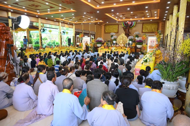 Phật tử về chùa Vạn Phước tham dự lễ Vu lan