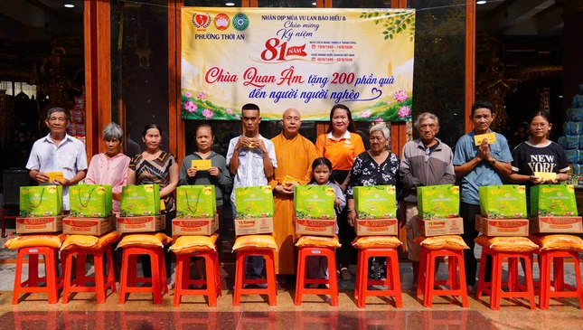 Buổi sáng cùng ngày, chùa Quan Âm cũng trao tặng những phần quà Vu lan đến người dân trên địa bàn