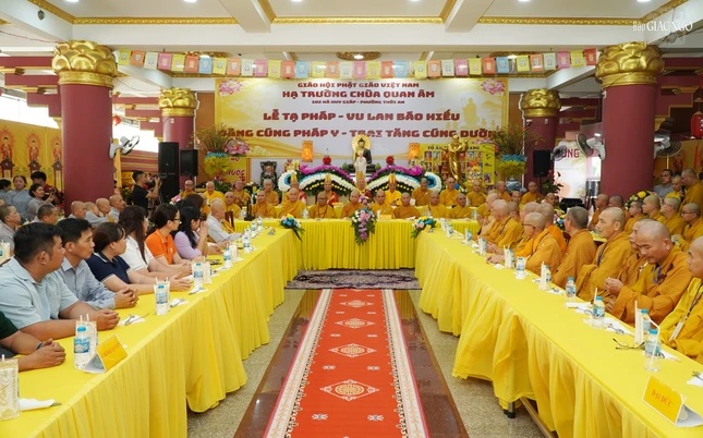 Chư tôn giáo phẩm và đại diện chính quyền xã Thới An tham dự