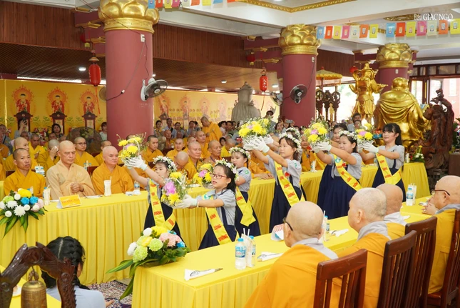 Các em Gia đình Phật tử dâng hoa