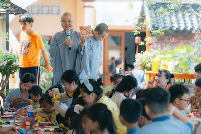 Sư cô Thích nữ Huệ Trí phát biểu khai mạc