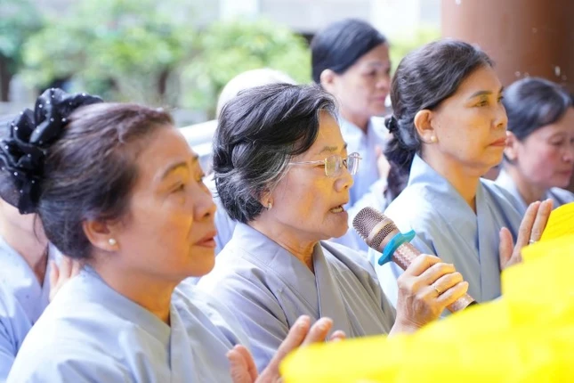 Phật tử tác bạch cúng dường lên chư tôn đức sau lễ Tự tứ