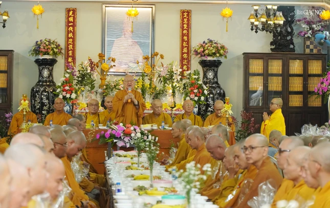 Hòa thượng Thích Giác Thuận ban đạo từ chứng minh tấm lòng hiếu thảo của Tăng Ni, Phật tử dâng cúng lễ vật lên chư tôn đức trong mùa Vu lan - Báo hiếu