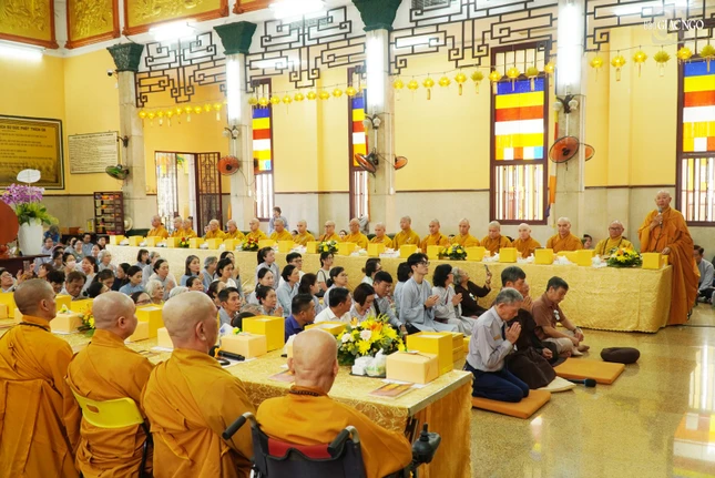 Khóa lễ dâng cúng pháp y tại chánh điện chùa Phật học Xá Lợi