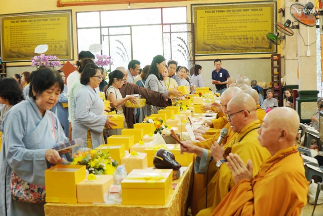 Phật tử dâng y, tịnh tài cúng dường lên chư tôn đức