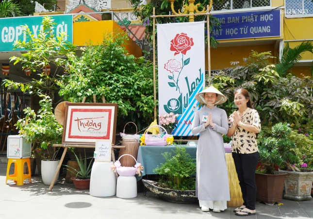 Tại sân chùa Xá Lợi các em Gia đình Phật tử cài hoa cho Phật tử đến chùa