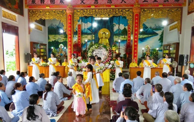 Các em Phật tử thực hiện nghi thức dâng hoa