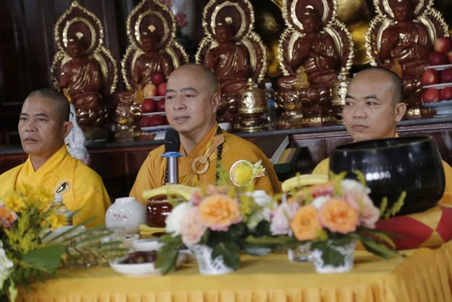 Đại đức Thích Minh Đăng ban đạo từ