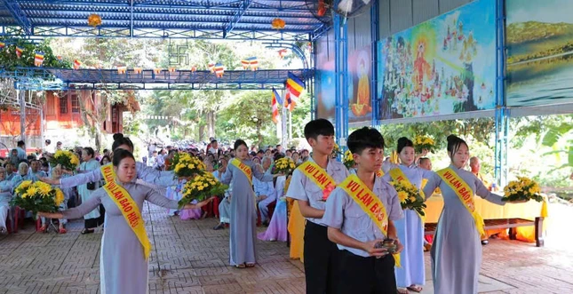 Gia đình Phật tử dâng hoa