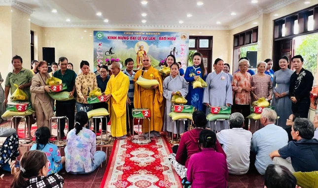 Chùa Thiên Nguyên tặng quà đến bà con