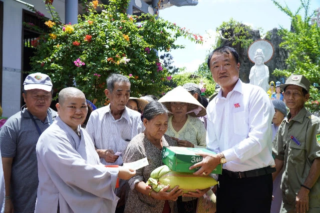 Chùa Bửu Nghiêm tặng quà đến người dân