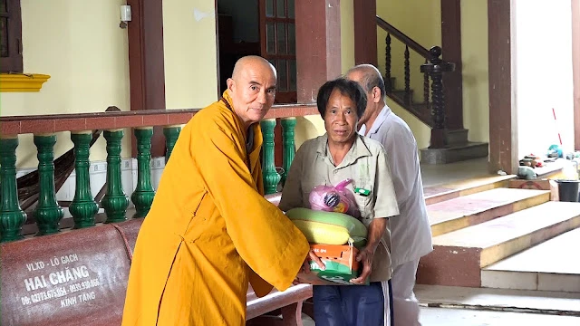 Thượng tọa Thích Thiện Hữu trao quà