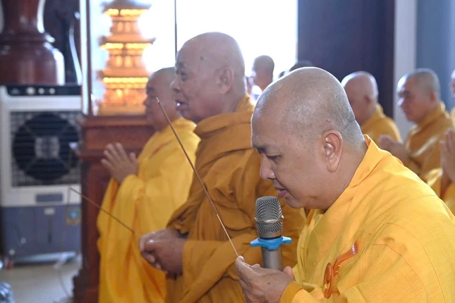 Niêm hương bạch Phật