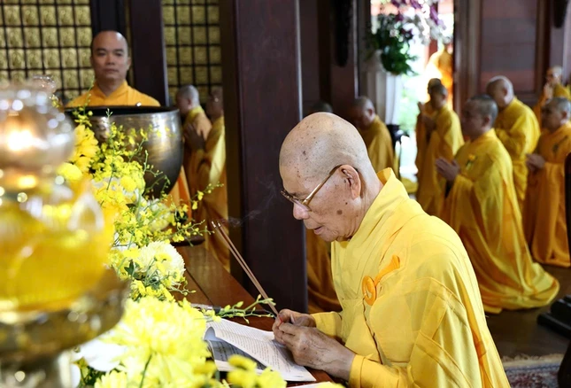 Hòa thượng Thích Châu Quang dâng hương bạch Phật