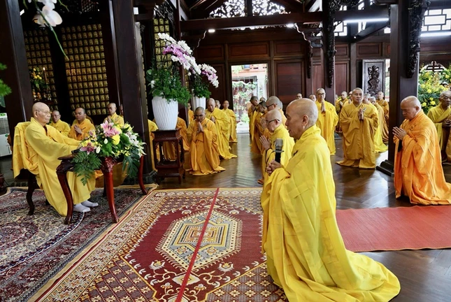 Tác bạch khánh tuế