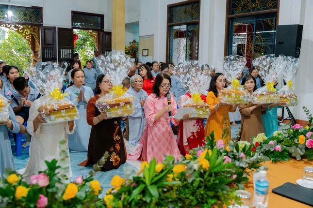 Đại diện Phật tử dâng lời tác bạch