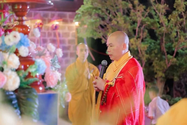 Chư tôn đức niêm hương bạch Phật