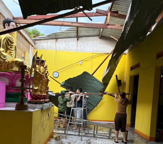 Chánh điện chùa Tuệ Đăng bị ảnh hưởng nặng nề do mưa bão và lốc xoáy