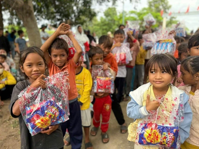 Trao tặng phần quà đến các em học sinh