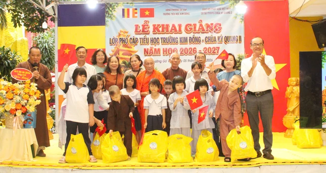 Tặng quà đến các em học sinh
