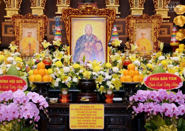 Di ảnh Hòa thượng Thích Nhật Quang tại tổ đường chùa Ấn Quang Di ảnh Hòa thượng Thích Nhật Quang tại tổ đường chùa Ấn Quang