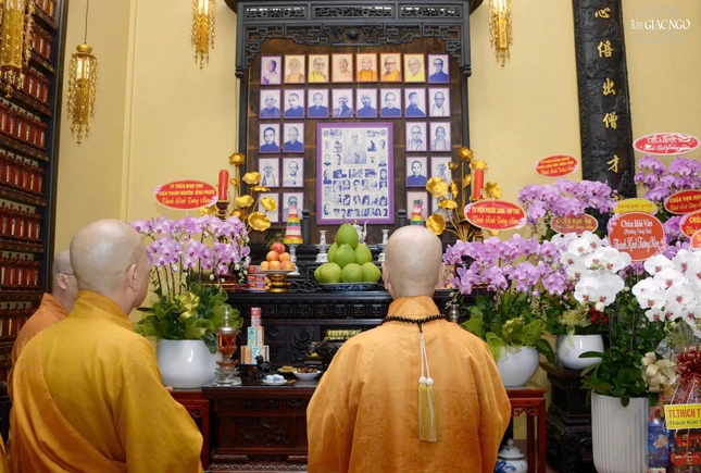 Đức Pháp chủ và chư vị giáo phẩm dâng hương, đảnh lễ chư vị Tổ sư qua các thời kỳ Đức Pháp chủ và chư vị giáo phẩm dâng hương, đảnh lễ chư vị Tổ sư qua các thời kỳ