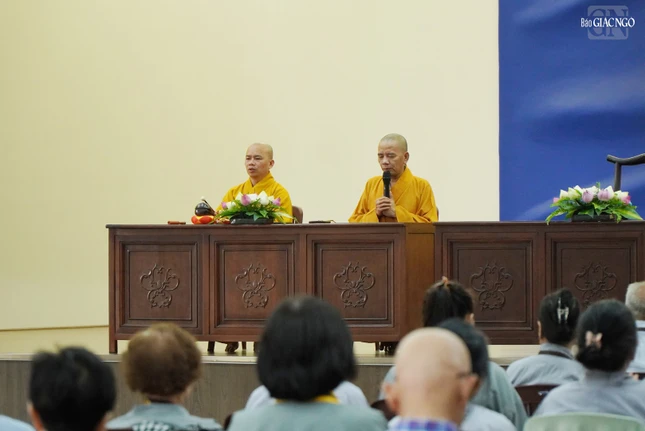 Thượng tọa Thích Minh Nhựt hướng dẫn Phật tử niệm Phật