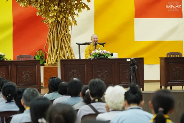 Đại đức Thích Nguyên Đức trong thời pháp đầu tiên