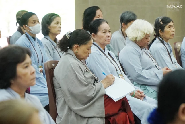 Ghi chép cẩn thận những lời dạy từ chư tôn đức về chủ đề "Người trí biết báo ơn và đền ơn"