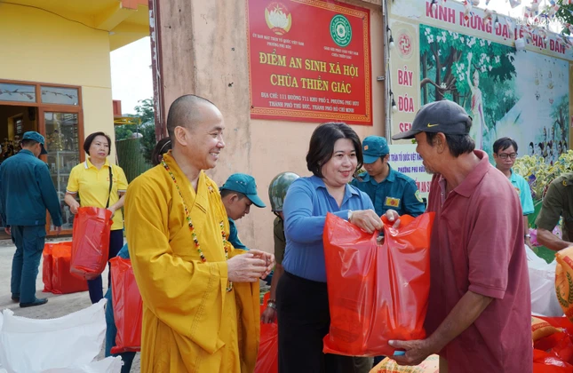 Bà Nguyễn Thị Như Thảo, Phó Chủ tịch Thường trực Ủy ban MTTQVN phường trao quà đến người dân