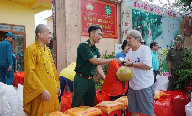 Mỗi phần quà gồm có: gạo, mì, nhu yếu phẩm...