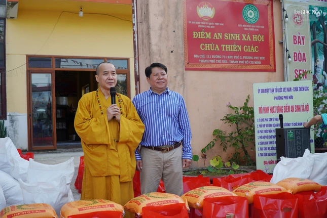 Thượng tọa Thích Đạo Phước và ông Lê Hùng Huệ, Ủy viên Thường vụ Đảng ủy, Chủ tịch UBMTTQVN phường Long Trường thăm hỏi bà con trước khi tặng quà